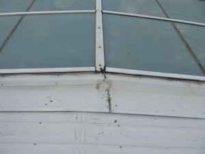 Leaking junction between toughened glass and metal sheet